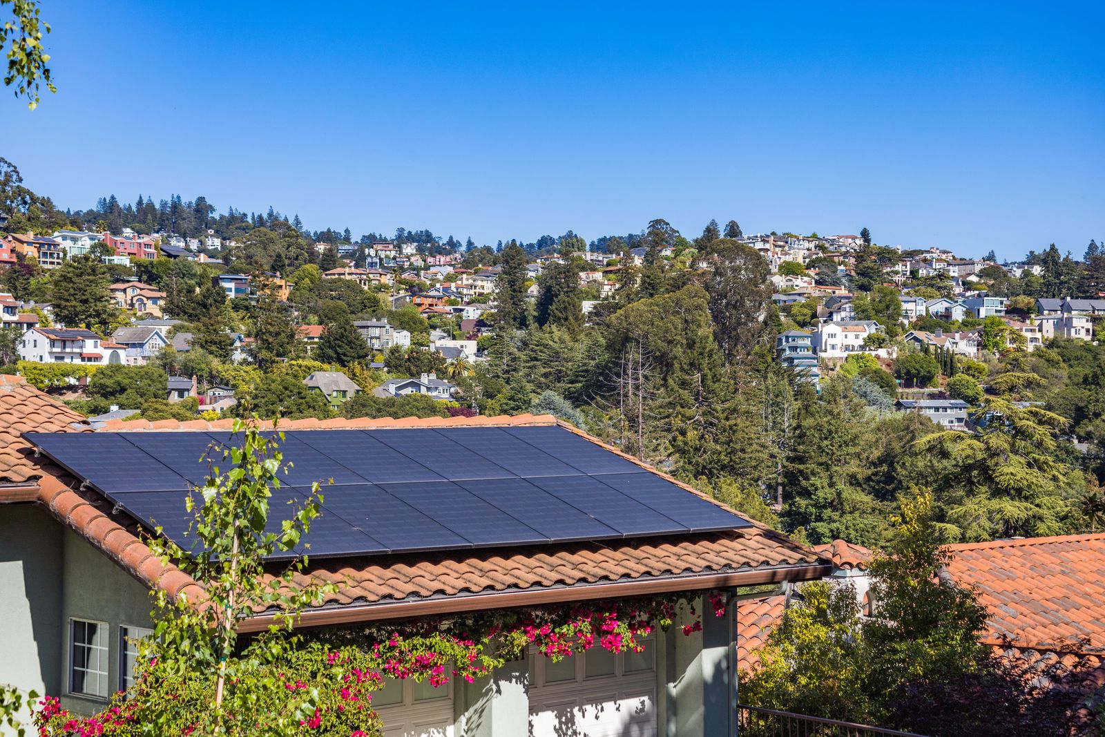 Zonnepanelen op het dak van een woning