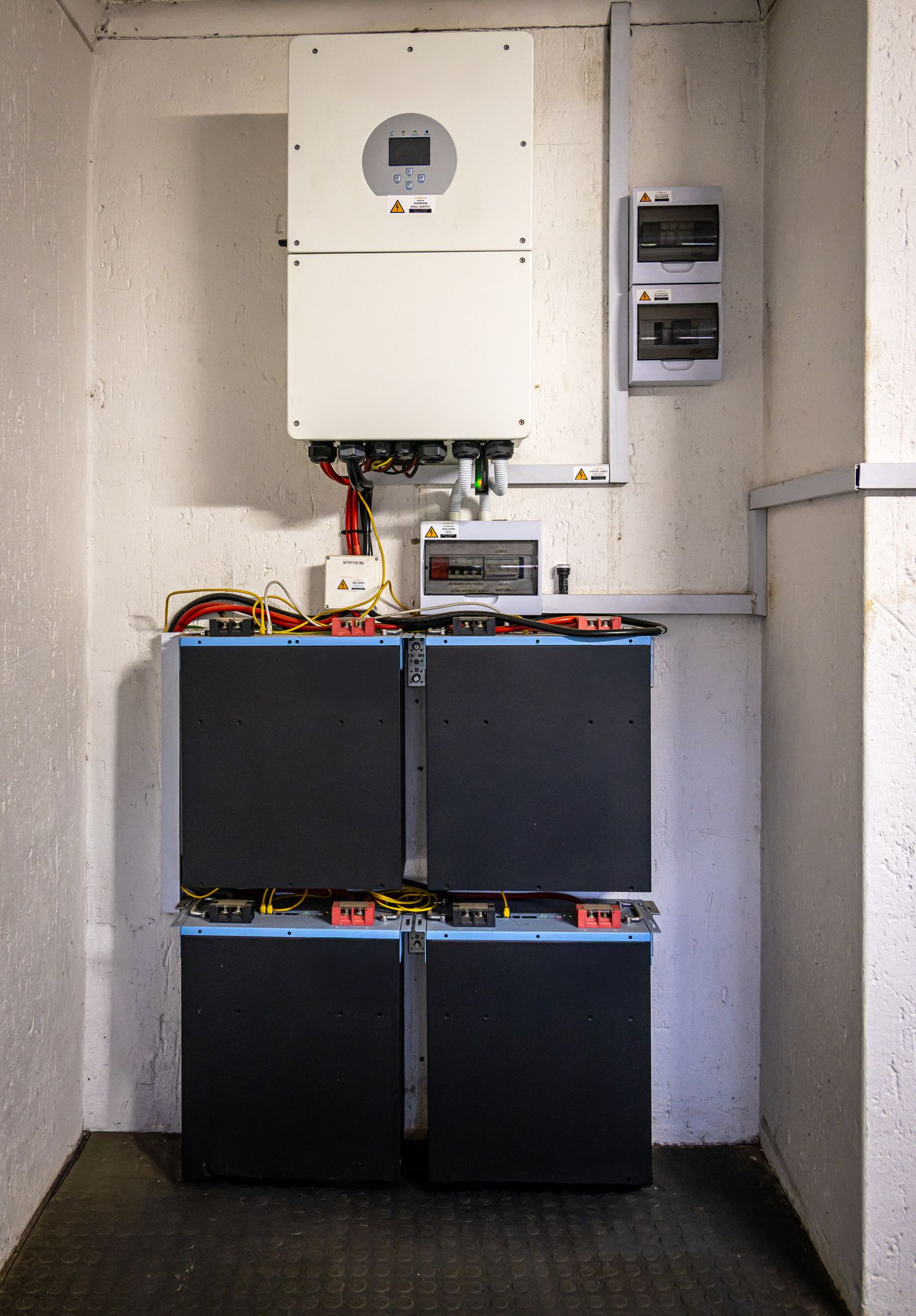 Thuisbatterij met omvormer geïnstalleerd in een woning